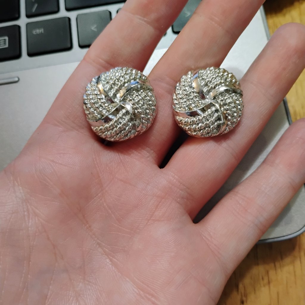 Vintage Lisner Clip On Earrings 12$